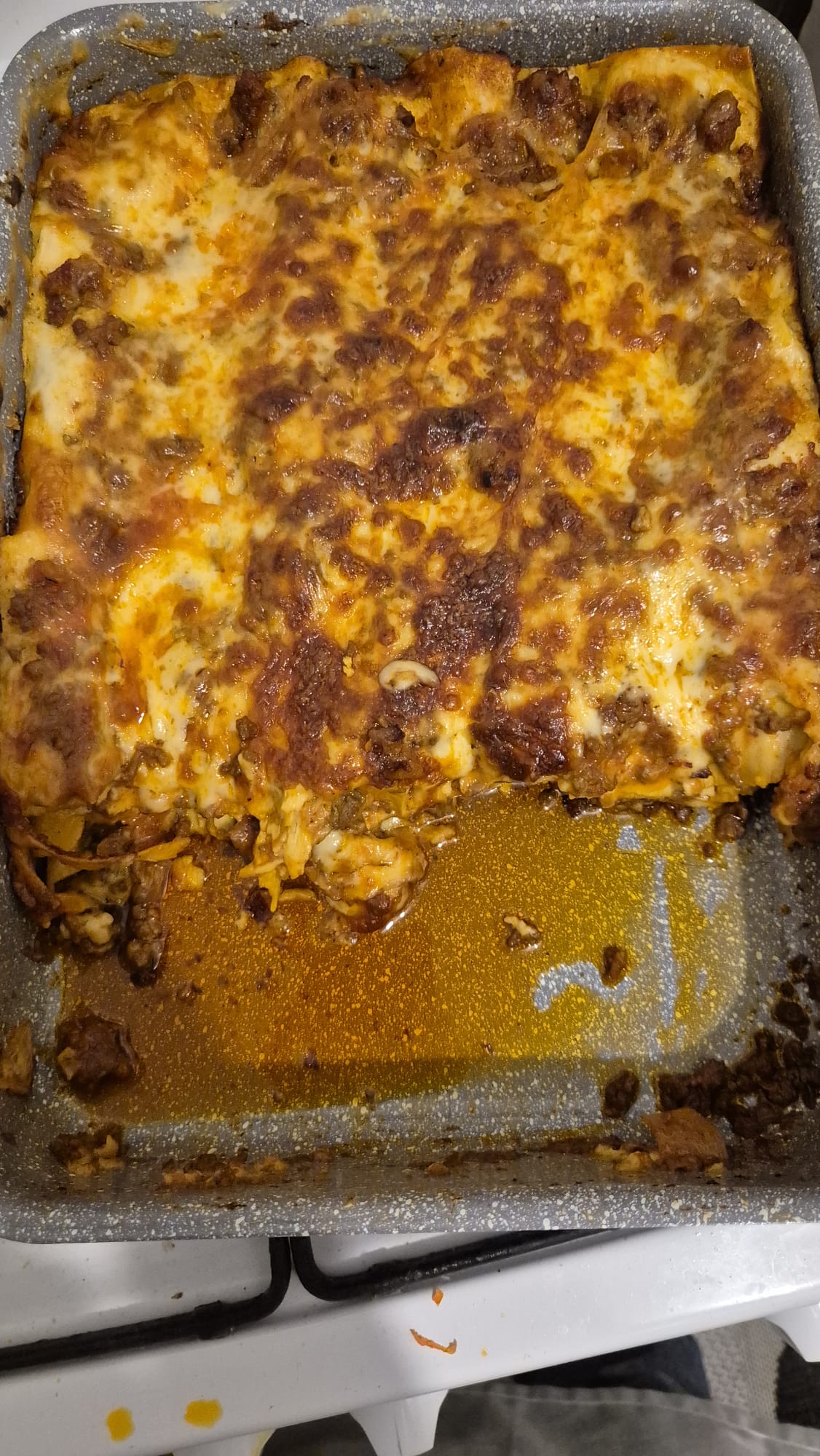 Tavă cu lasagna proaspăt gătită